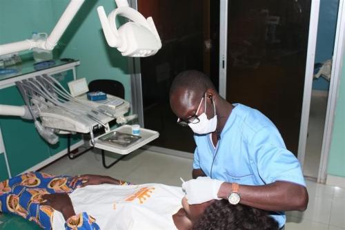 CHIRURGIEN DENTISTE